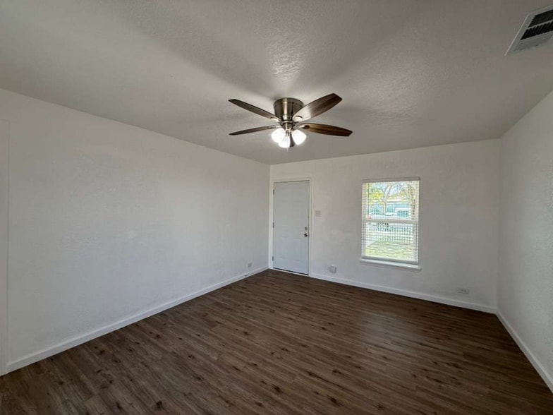 Building Photo - 215 Laurelwood Dr