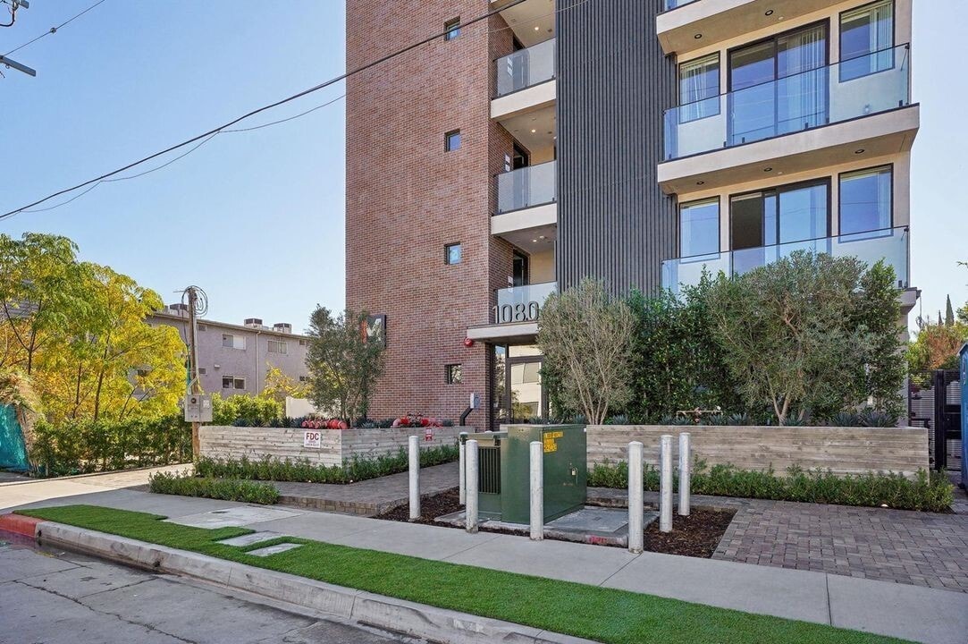 Building Photo - IM 21