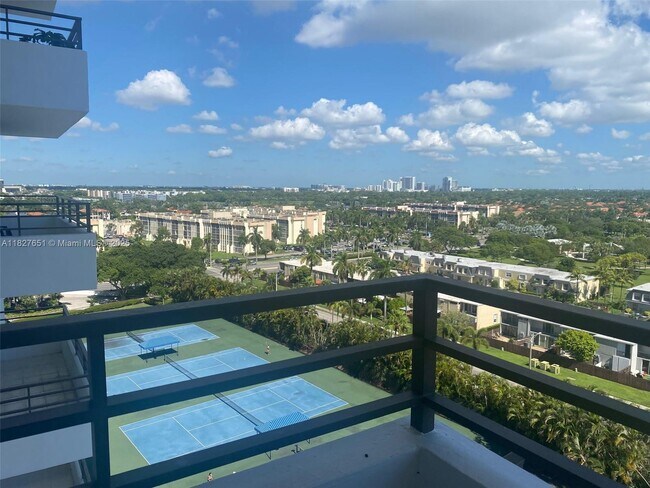 Building Photo - 2500 Parkview Dr