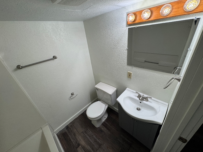 Building Photo - 000 Vine St