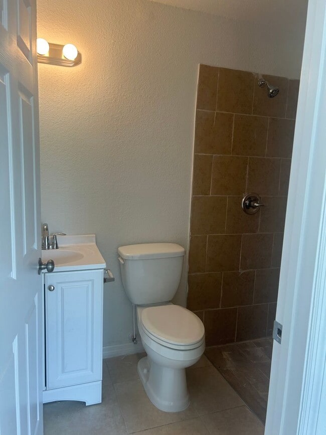 Building Photo - 3/2/1 Single Family Home Available-Cozy Pe...