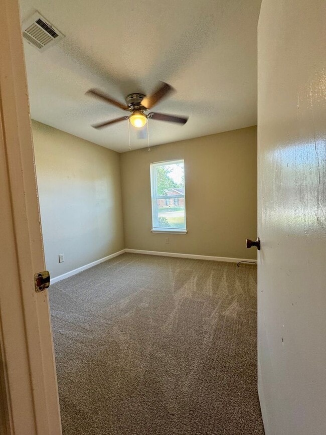 Building Photo - Charming 3 Bedroom, 2 Bath Home Available Now!