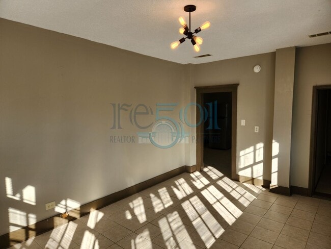 Building Photo - Historical 3 Bedroom 1 Bathroom!