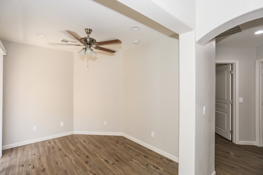 Building Photo - 7223 W Winslow Ave