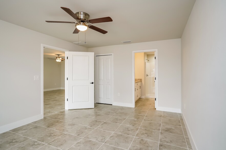 Building Photo - 1077 Capri Cir