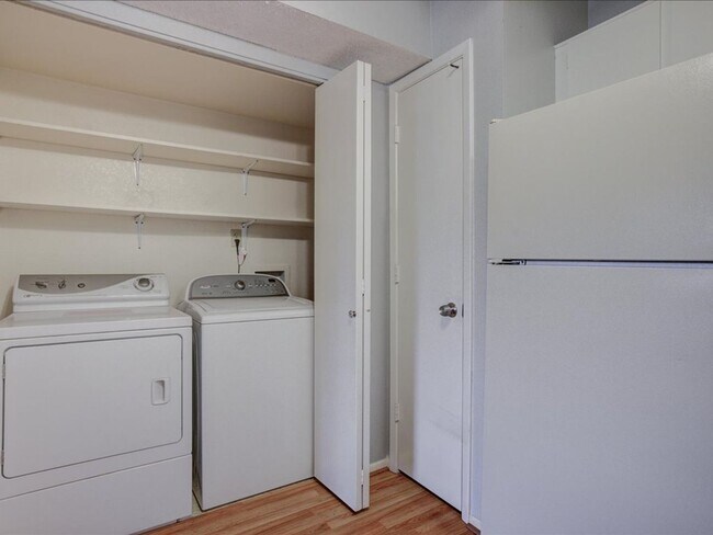 Building Photo - 2 Bedroom 2 Bathroom Retreat with Community Pool & Spa!