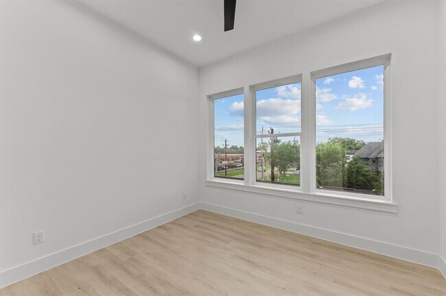 Building Photo - 3110 Live Oak St