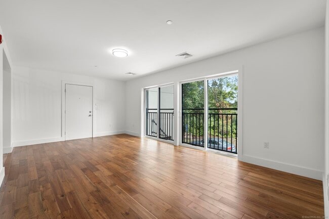 Building Photo - 245 E Main St