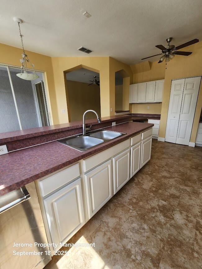 Building Photo - 5011 Sunridge Palms Dr