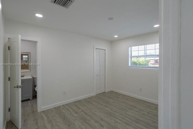 Building Photo - Hope Street, Hollywood, FL 33024 - 4 BR 2 ...