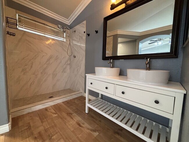 Building Photo - 870 Centaur Ave