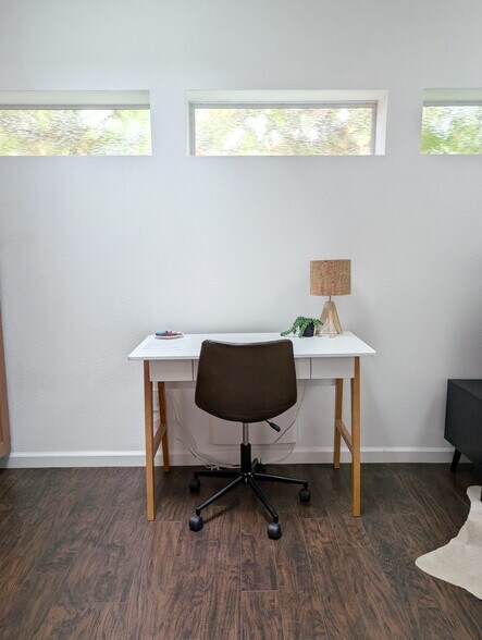 Workspace - 26 Saddle Brook Ct