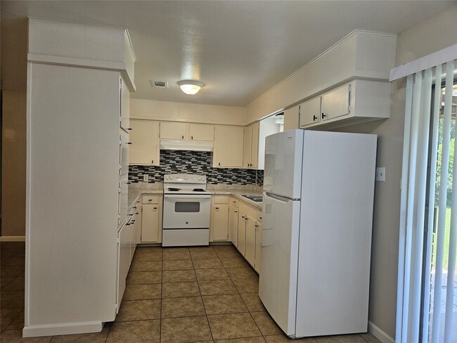 Building Photo - 207 Shadow Oaks Dr