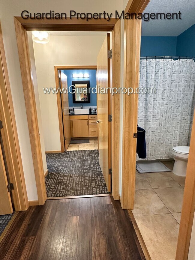 Building Photo - St Louis Park Condo, Ground Level Walk Out...