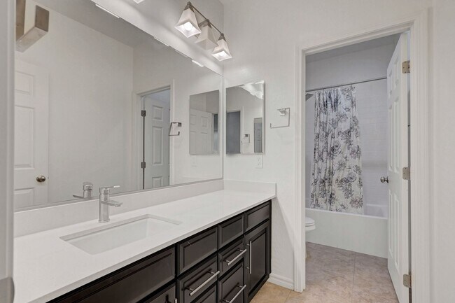 Building Photo - Stunning 4 Bedroom with Mountain Views!