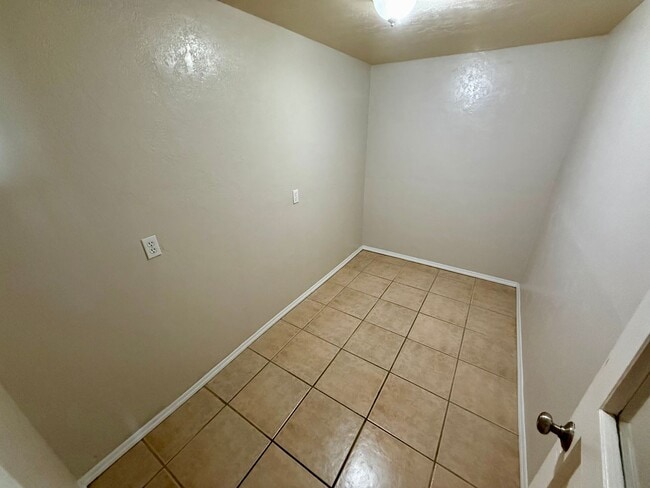 Building Photo - Thomas Duplex