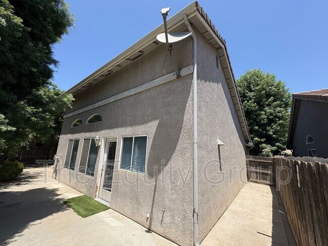 Building Photo - 703 W Russell Ave