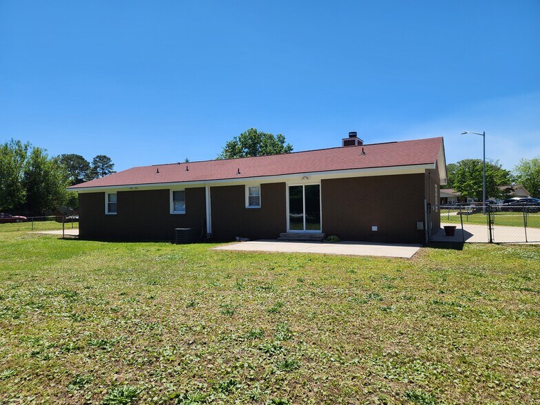 Building Photo - 2408 Crabtree Ct