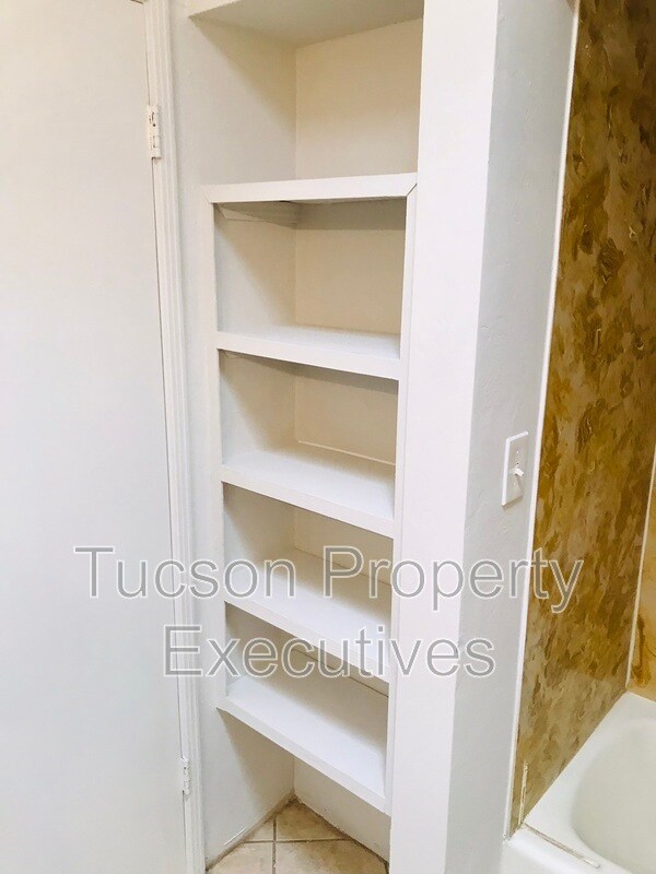 Building Photo - 7742 E Tanque Verde Ln