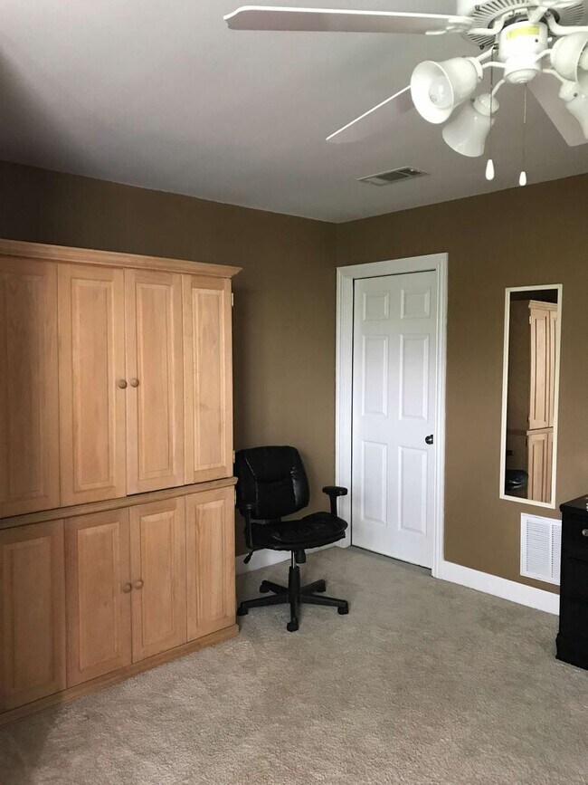 Building Photo - Spacious condo