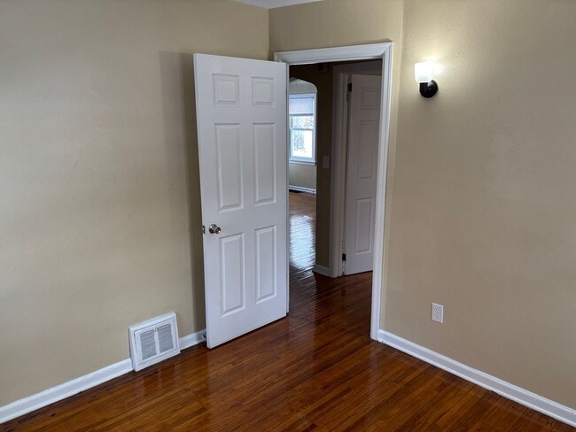 Building Photo - 3 Bedroom House