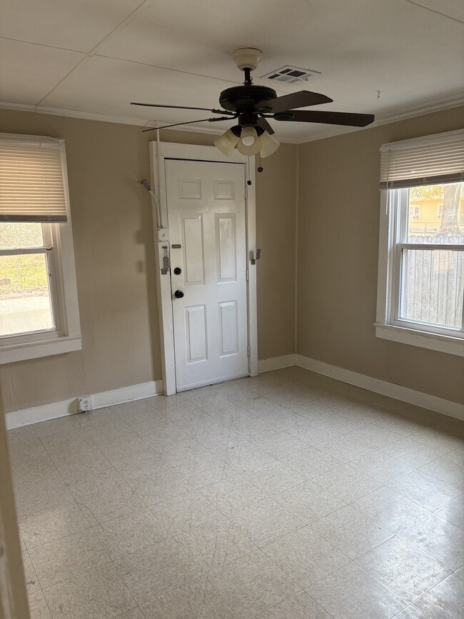 Building Photo - 400 Lamar St