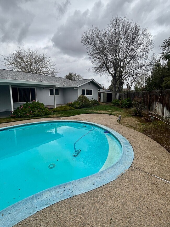 Building Photo - 5958 Jeanine Dr