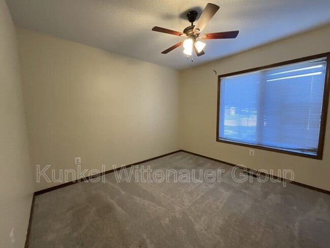 Building Photo - 9 Old Orchard Ln