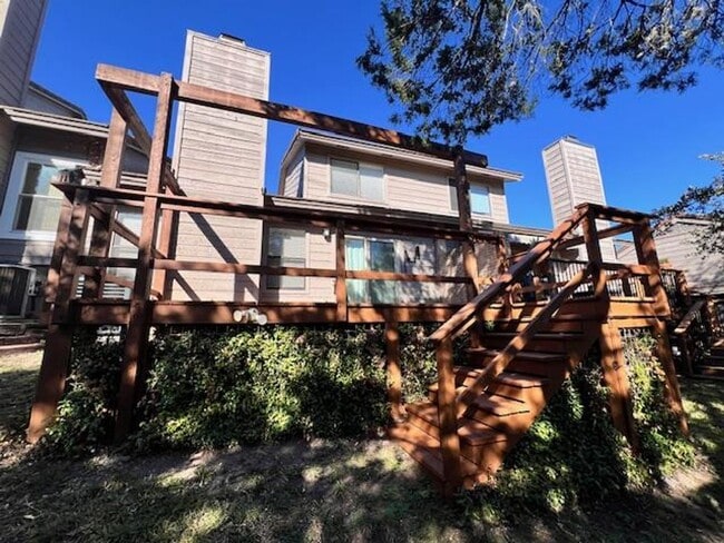 Building Photo - Northwest Condo / 2 bedrooms / 2 car garage / Backs beautiful Greenbelt