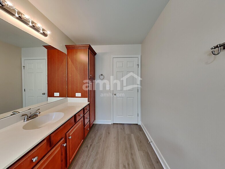 Building Photo - 140 Abbey Rd