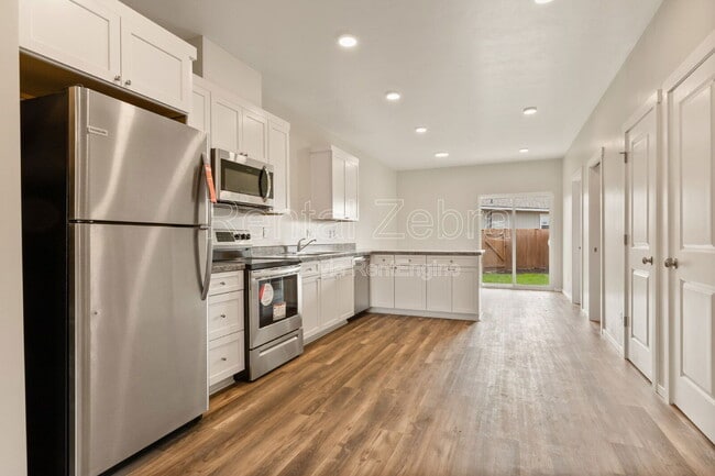 Building Photo - 1682 SW Salmon Ave