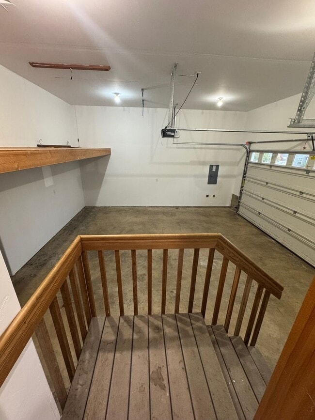 Building Photo - 3 Bedroom 2 Bath at Astoria