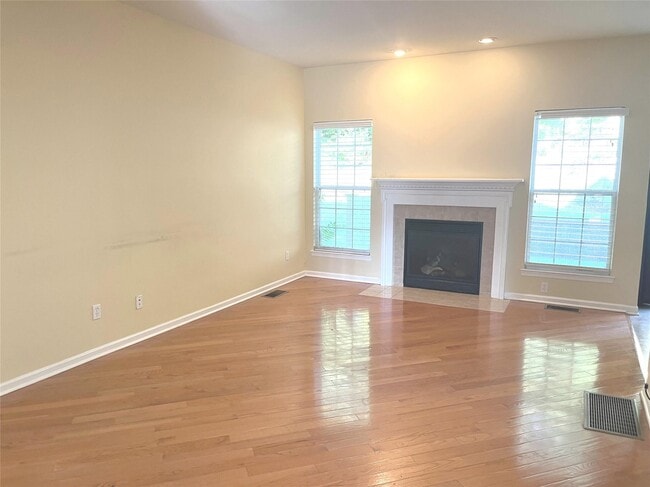 Building Photo - 890 Huntington Dr