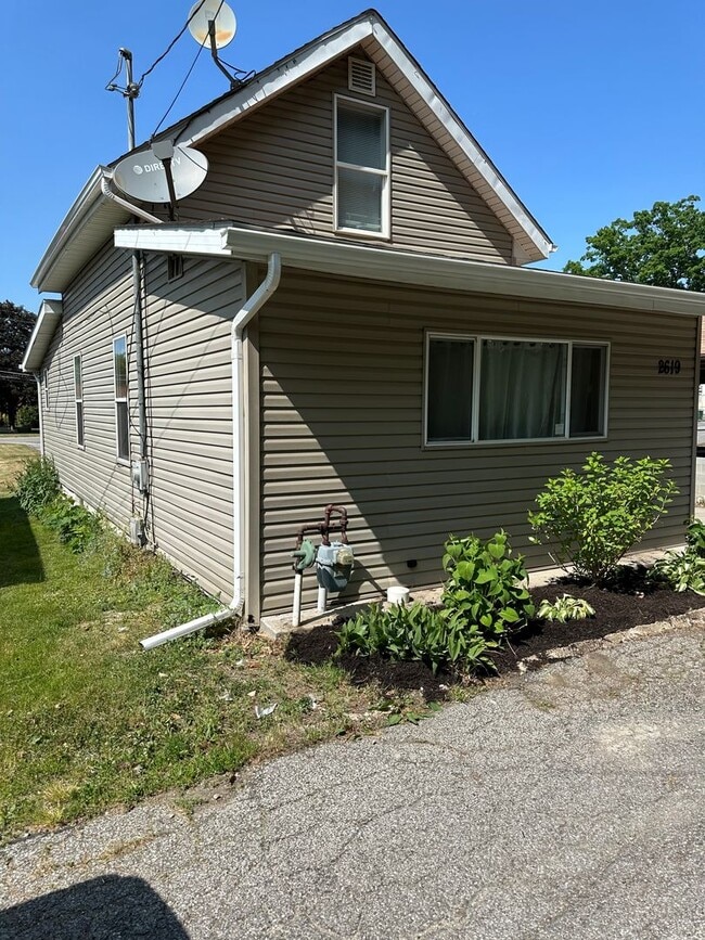 Building Photo - 2 bedrooms & 1 bathroom - Lakemore