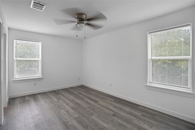 Building Photo - 9313 Hillis St