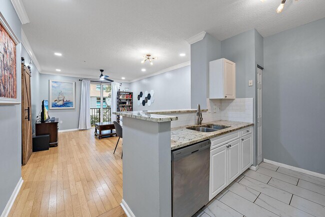 Building Photo - 560 S Sapodilla Ave