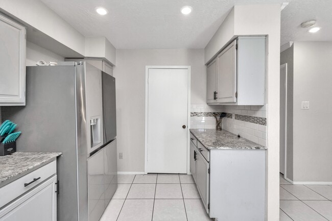 Building Photo - 5837 W Sunforest Dr