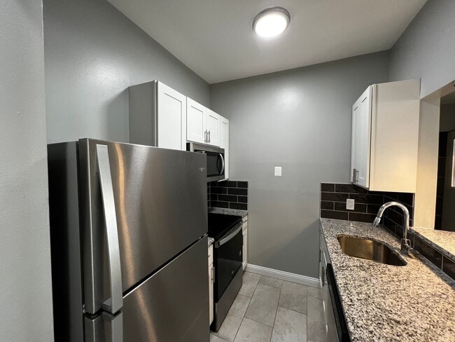 Building Photo - Renovated 2BR | Granite Kitchen | In-Unit Laundry