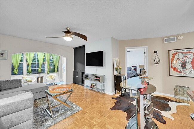 Primary Photo - 2200 NE 66th St