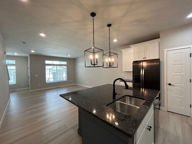 Building Photo - 4 Bedroom 3 Bathroom Townhome in Lehi!