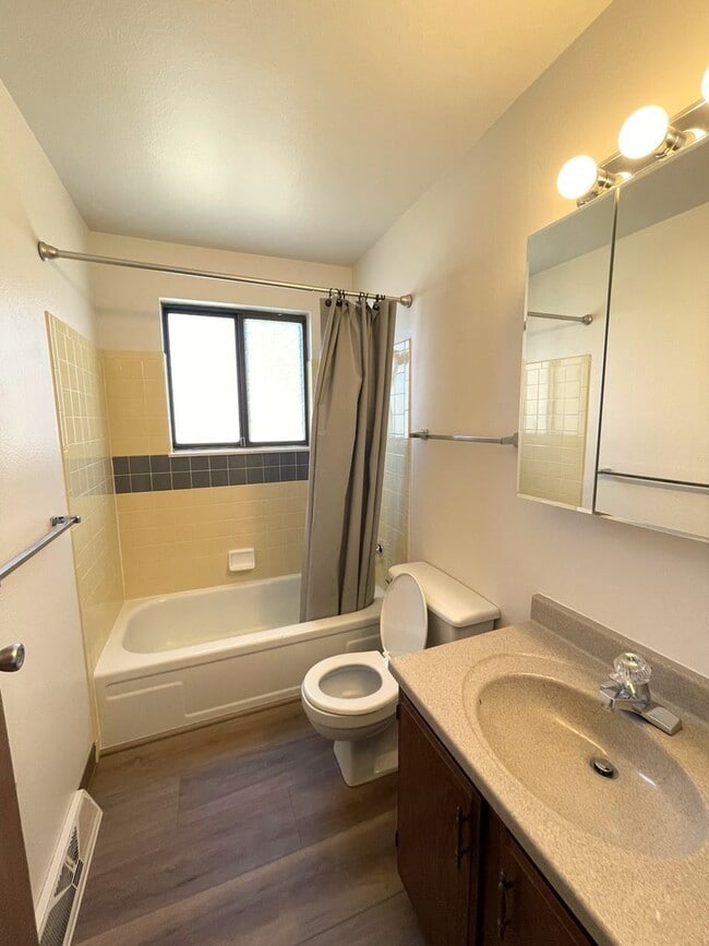 Building Photo - Beautiful 3-Bedroom, 3-Bath Home With Grea...