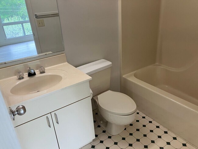 Building Photo - 2 bedroom 2.5 bathroom in Calabash