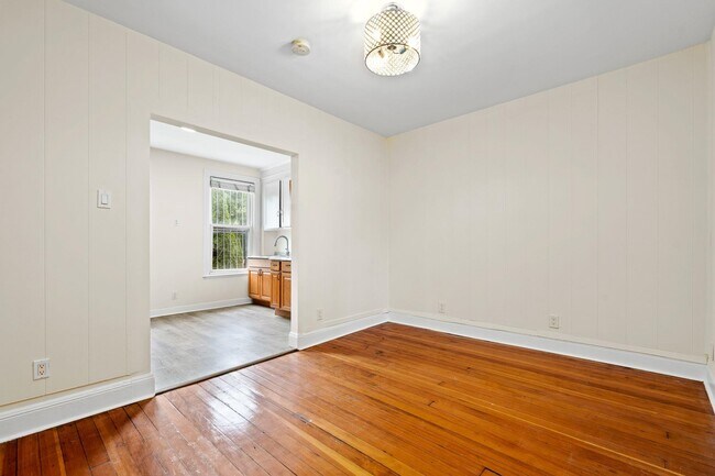 Building Photo - 294 Clerk St