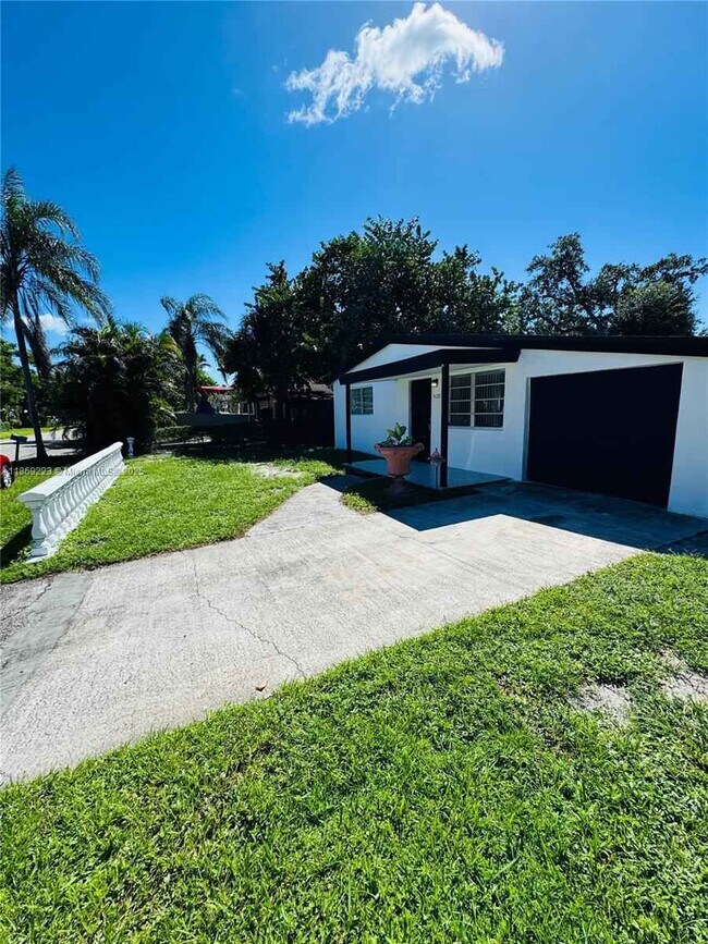 Building Photo - 5630 Simms St