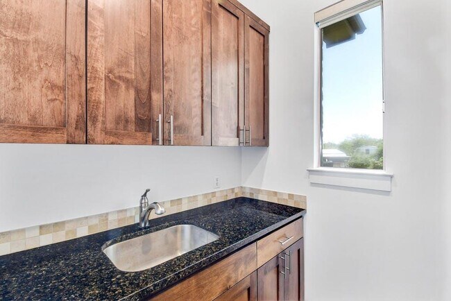 Building Photo - 1006 Lipan Trail
