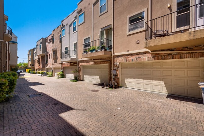 Building Photo - 2718 Floyd St