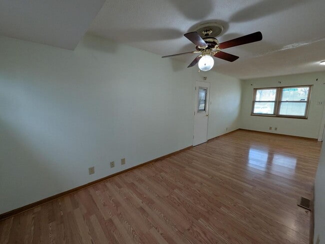 Building Photo - Glen Garry Goregeous - Section 8 Friendly!