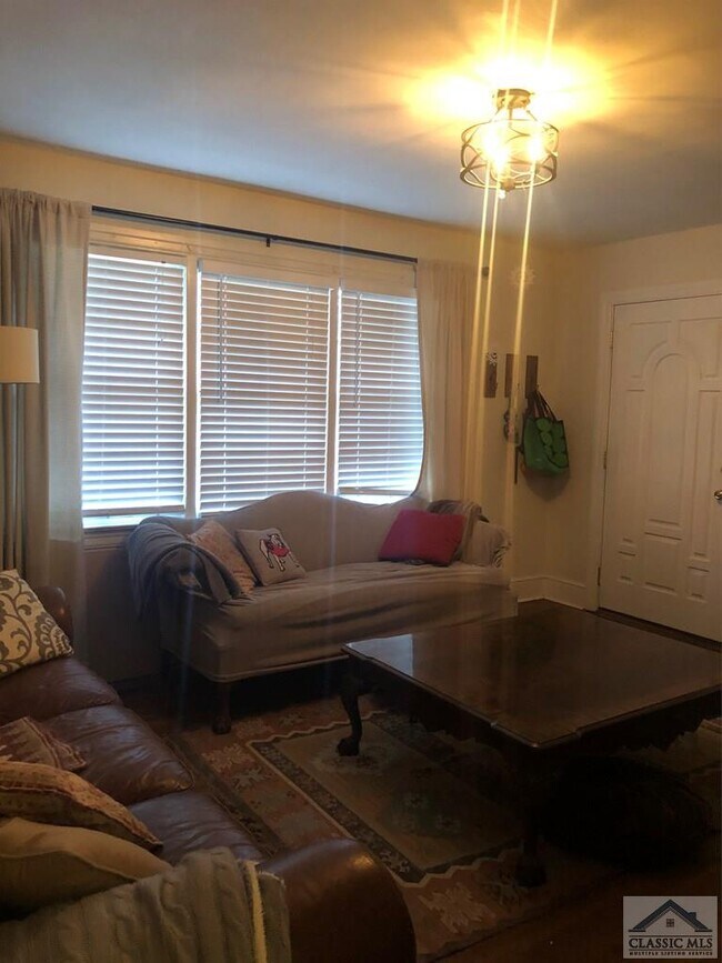 Building Photo - 398 Pinecrest Dr