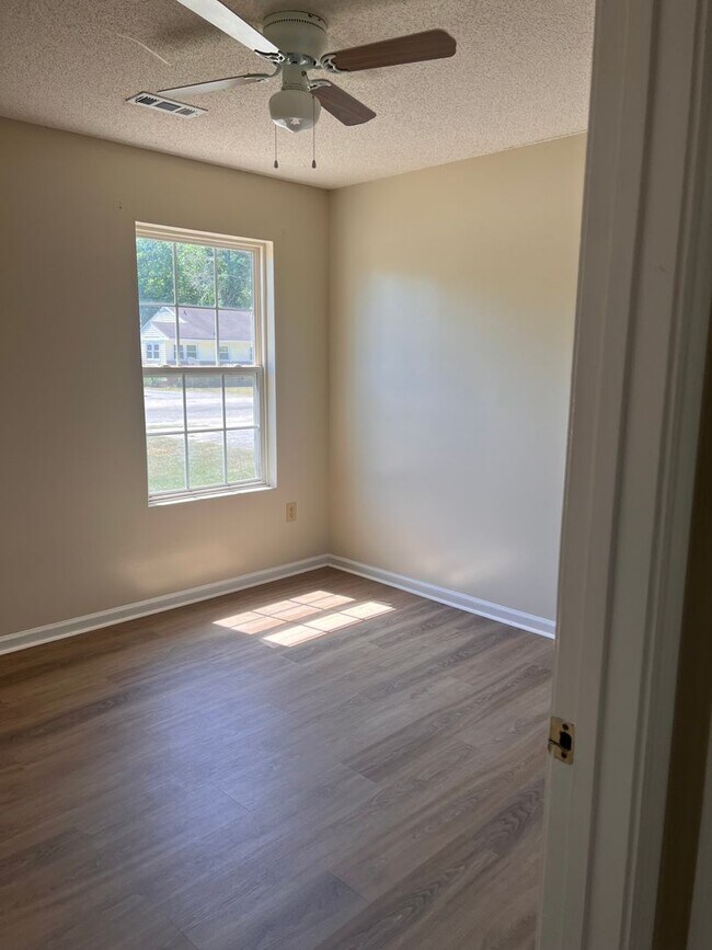 Building Photo - Two bedroom Two bathroom Duplex