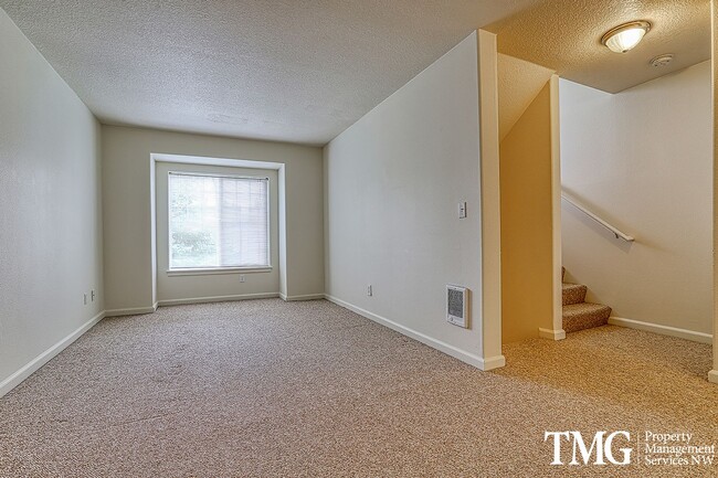 Building Photo - Centrally Located, Pet Friendly, 3 Bed 2.5...